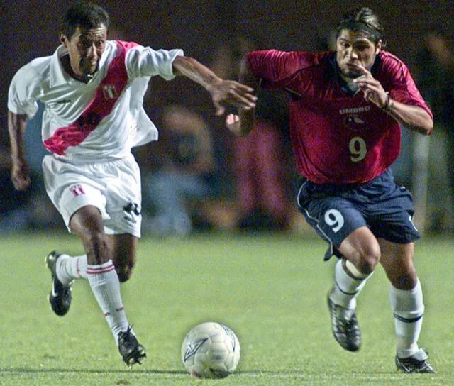 Roberto Palacios ante Chile rumbo a Alemania 2006. Foto: AFP