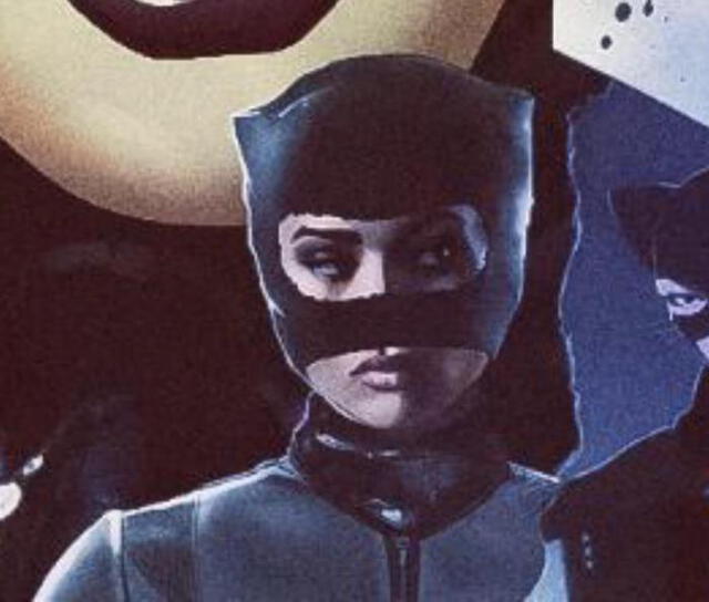 Catwoman y parte del traje que usará en la película. Foto: Warner Bros