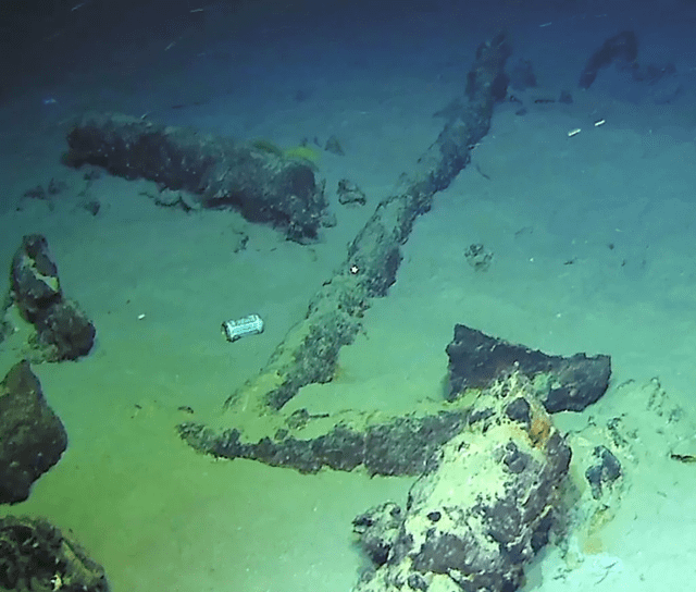  Una lata yace cerca de un ancla del siglo XVI. Foto: Armada Francesa   