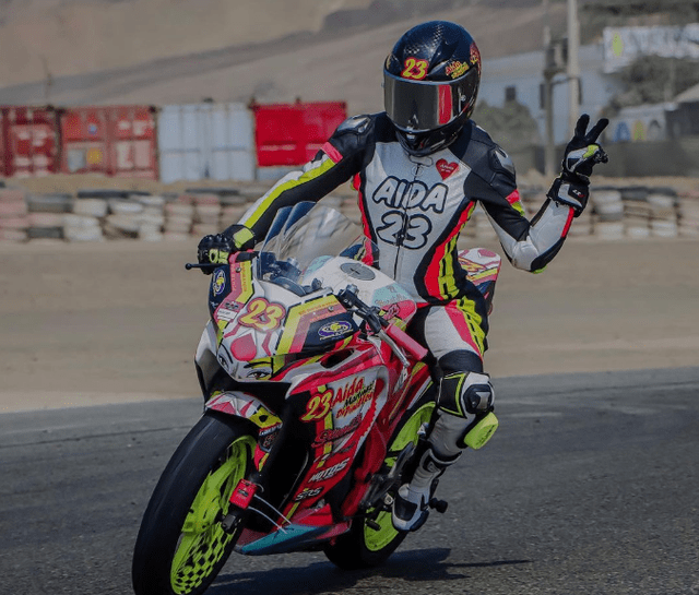 Aída Martínez en su moto lineal. Foto: Instagram   