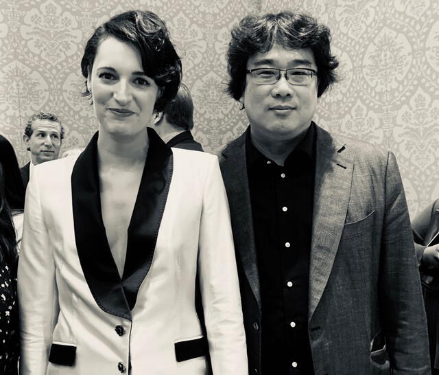 El director de 'Parasite', Bong Joon Ho junto a la actriz y escritora inglesa Phoebe Waller-Bridge.