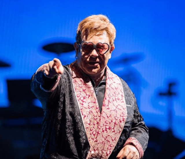 Elton John preocupa a fans con su estado de salud.
