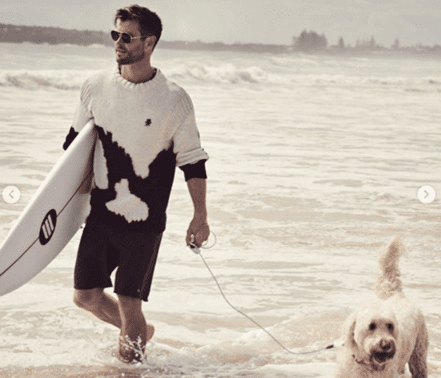 Chris Hemsworth en playa con su amigo fiel. Foto: Revista GQ/Instagram.