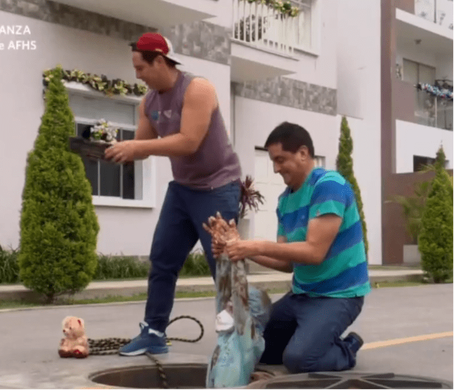 'Pepe' y 'Tito' usaron a su sobrino para que recolecte todo lo que encuentre en el desagüe. Foto: América TV.   