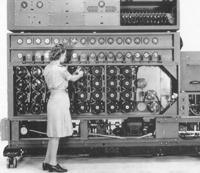  La 'Bombe' en el museo de Bletchey Park, que replicaba la acción de varias máquinas Enigma cableadas una con la otra. Foto: Archivos de la historia<br>    