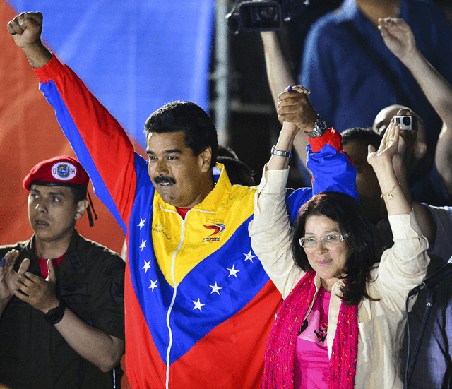 Nicolás Maduro junto a su esposa Cilia en las elecciones 2023 en Venezuela. Foto: AFP/ Luis Acosta   