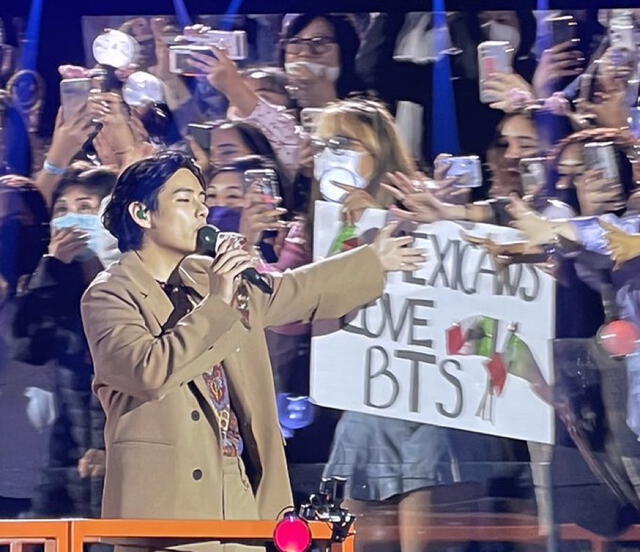 BTS en concierto: V es fotografiado al lado de un cartel de México. Foto: Twitter / @Kereni_MM