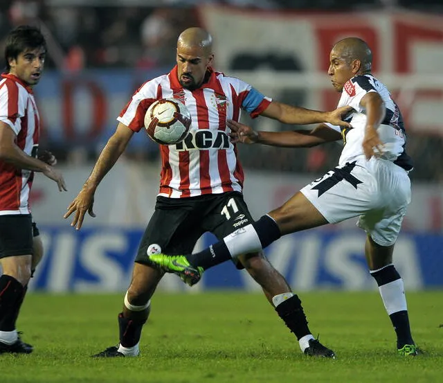 Édgar Benítez enfrentando a Sebastián Verón por la Copa Libertadores 2010. Foto: AFP