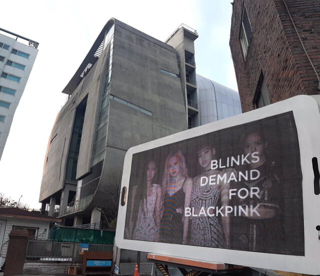 El camión, que lleva el mensaje "BLINKS DEMAND FOR BLACKPINK", destaca la falta de discografía de BLACKPINK y más.