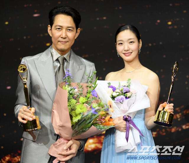 Lee Jung Jae y Kim Go Eun posan con sus trofeos Blue Dragon. Foto: Chosun
