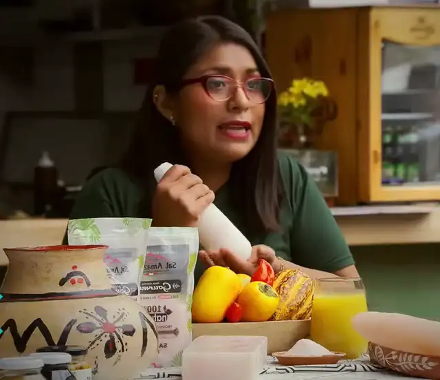 Astrid Marín utilizando un cachimazo de sal blanca. Foto: captura de pantalla/TV Perú/YouTube   