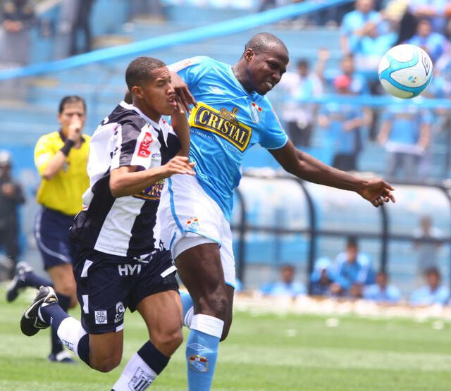 Breyner Bonilla disputando un balón con Alexander Sánchez. Foto: GLR   