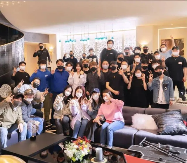 Lee Ji Ah con el staff de producción en The Penthouse. Foto: Instagram