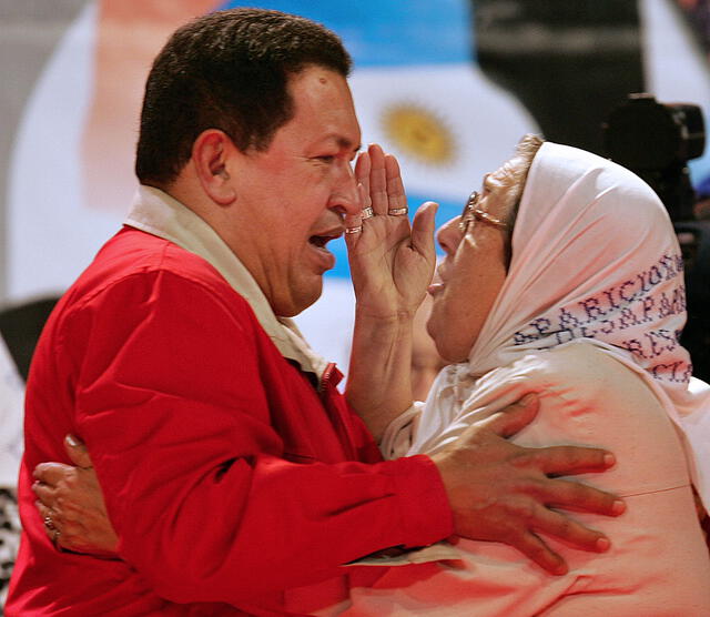 Hebe de Bonafini se reúne con Hugo Chávez en marzo de 2007. Foto: AFP