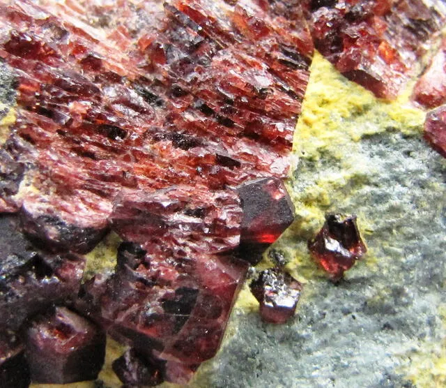  Antiguas civilizaciones valoraban al cinabrio, convertido en un pigmento rojo, sin conocer su toxicidad. Foto: GeoBierzo fósiles y minerales.    