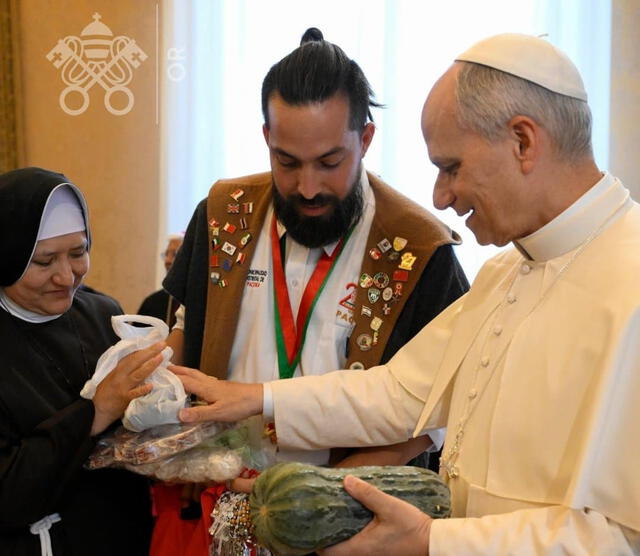 Papa León XIV recibiendo los insumos lambayecanos de parte del alcalde de Pacora | Foto: L'Osservatore Romano. Papa León XIV recibiendo los insumos lambayecanos de parte del alcalde de Pacora | Foto: L'Osservatore Romano.