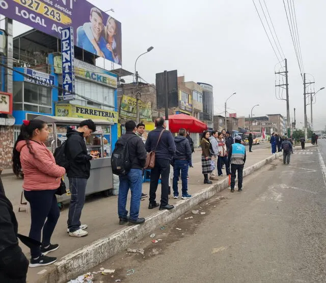 Limeños quedaron varados en paraderos de San Juan de Lurigancho. Foto: Kevinn García/La República  