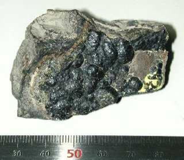  La pechblenda es un mineral donde Marie Curie encontró Polonio. Foto: Wikimedia commons   