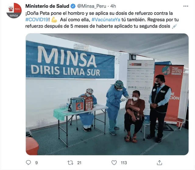 Doña Peta asistió a un centro de vacunación para inocularse la tercera dosis de refuerzo contra la COVID-19. Foto: MINSA/ Twitter.