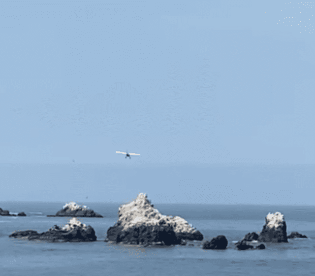 Vecinos captaron el preciso momento en que la avioneta cayó al mar de San Bartolo. Foto: Difusión   