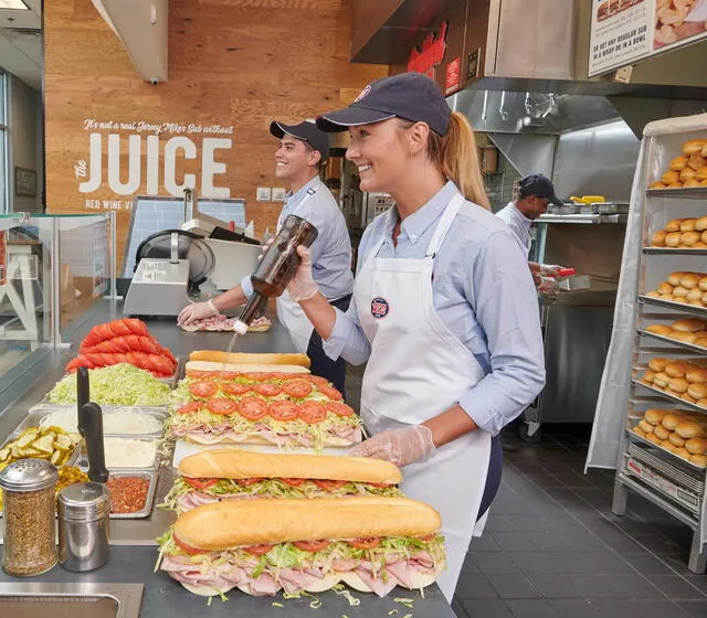  Trabajadores en la empresa Jersey Mike's Subs. Foto: difusión   