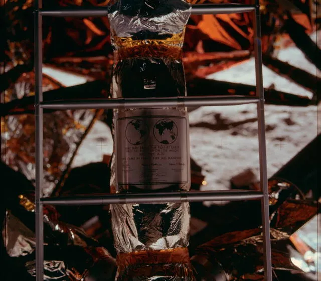 Placa que conmemora el primer alunizaje humano. Está plegada en el módulo de aterrizaje de la misión Apolo 11. Foto: NASA