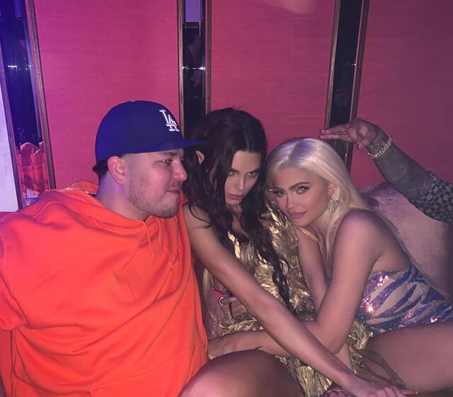 Kylie Jenner junto a Kendall y Rob Kardashian