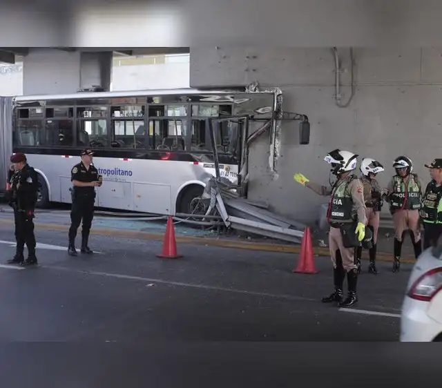 Bus del Metropolitano termina partido en dos tras impactar contra puente. Foto: Marco Cotrina.   