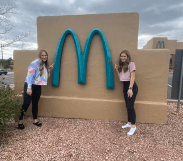 Los comensales han convertido el logo de color azul de McDonald's en un atractivo turístico