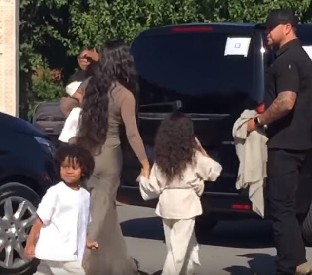 Kim Kardashian llevando a sus hijos a bautizar