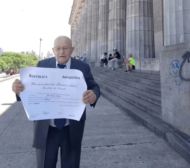  Julio Schenone, logró graduarse como abogado a los 87 años en la UBA. Foto: Infobae 