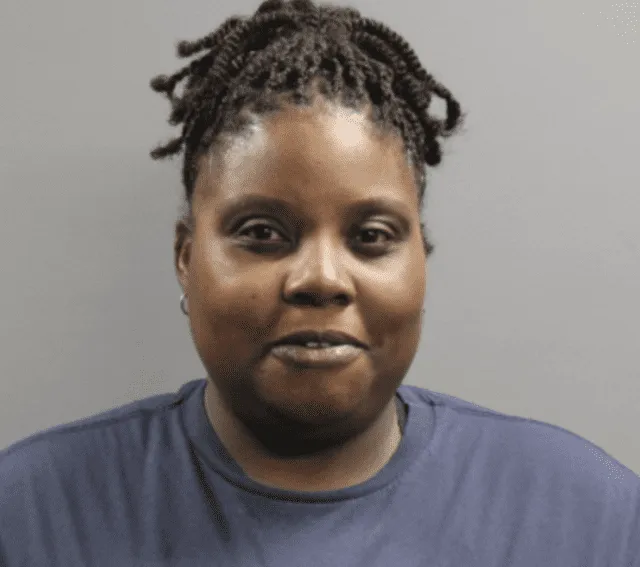 La madre de la empleada también enfrenta cargos por agresión.   