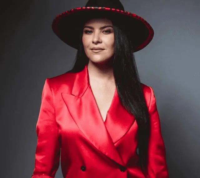 Litzy se ve limitada a la hora de hacer ejercicios. Litzy se ve limitada a la hora de hacer ejercicios.