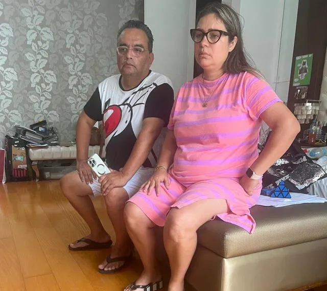 Jorge Benaviedes y su esposa al interior de su domicilio en San Borja. Foto: La República    
