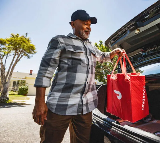 Trabajador adulto mayor en DoorDash