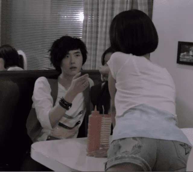 Lee Jong Suk en el videoclip “I Don't Care” del grupo K-pop femenino 2NE, 2009.