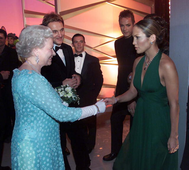 Jennifer Lopez y la reina Isabel II