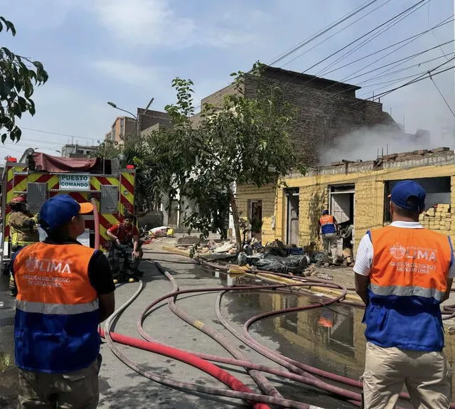 Se necesitaron cisternas para controlar el siniestro. Foto: Municipalidad de Lima Se necesitaron cisternas para controlar el siniestro. Foto: Municipalidad de Lima