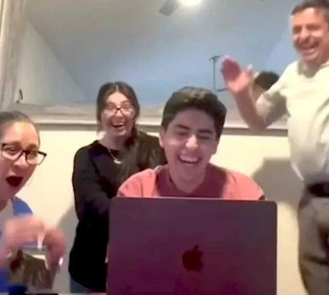  Samuel compartió por redes sociales el momento en el que ingresó a la universidad y lo celebró con su familia. Foto: el latino San Diego   