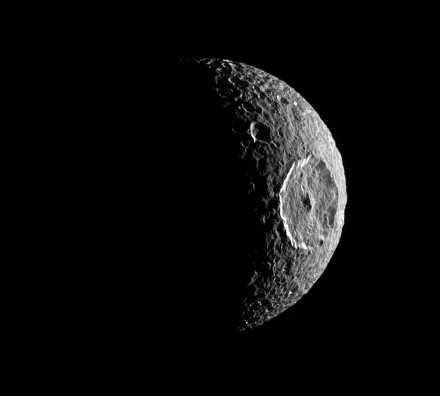  Mimas es una pequeña luna helada de Saturno de apenas 400 kilómetros de diámetro. Foto: NAS   