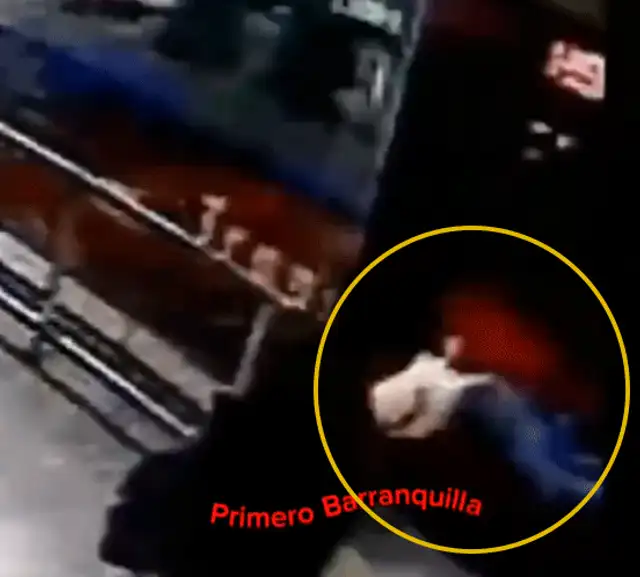 Momento en que el ladrón es atropellado por el bus. Foto: @primeronoticiaa/X<br> Momento en que el ladrón es atropellado por el bus. Foto: @primeronoticiaa/X<br>