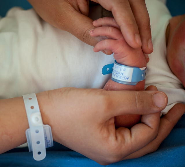  En Sudamérica, cuando una persona nace, adopta primero el apellido paterno y luego el materno. Foto: Clarín   