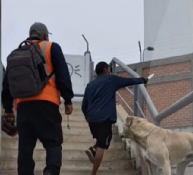 Hombre tuvo que ser reducido por personal del colegio para que no se agrave la situación. Foto: Captura America Noticias   