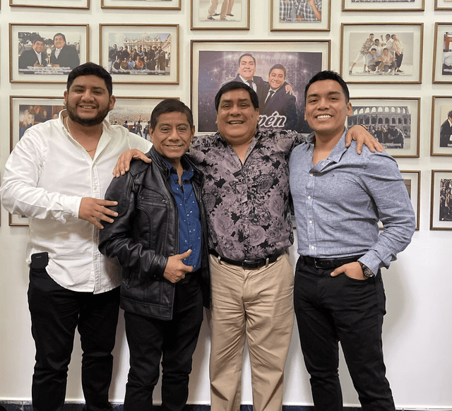 Los fundadores de Los Hermanos Yaipén junto a sus hijos. Foto: Instagram   