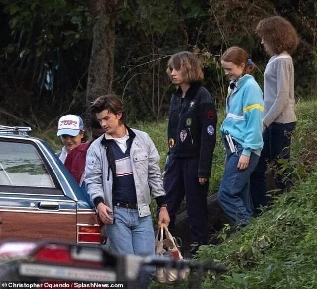 Cast de Stranger things en el set de rodaje. Foto: Twitter/@stranger4news