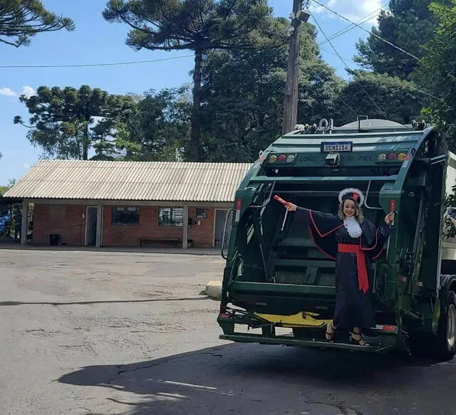 Recolectora de basura logró graduarse como abogada y agradeció a sus compañeros