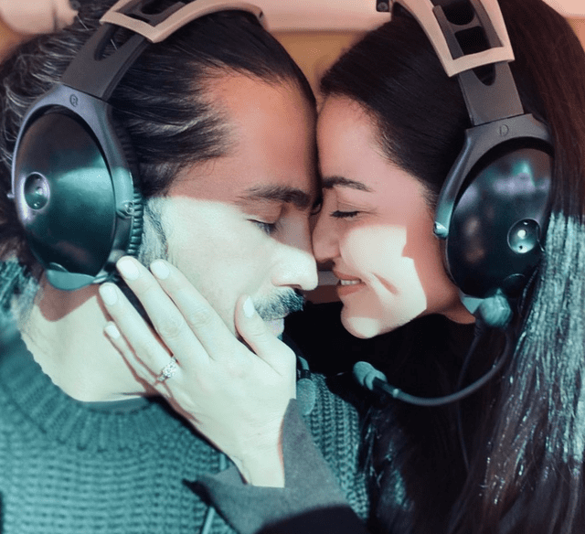 Maite Perroni y Andrés Tovar se comprometieron en un avión Maite Perroni y Andrés Tovar se comprometieron en un avión