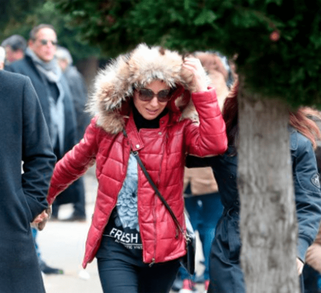 Nuria, novia de Fran Álvarez, durante el entierro de su pareja. (José Martín).
