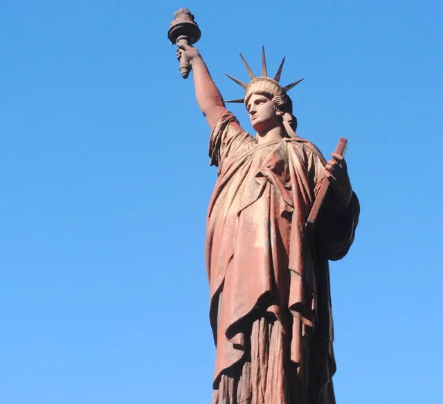 Varias personas intentaron desentrañar el origen exacto de la Estatua de la Libertad de Buenos Aires, pero su historia aún guarda misterios. Foto: Billiken.   