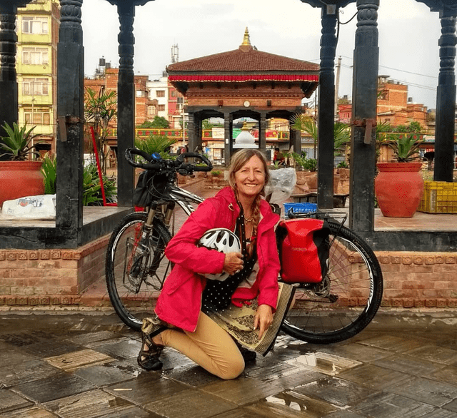 Mónica Romero también hizo un recorrido desde la India hasta Nepal. Foto: Instagram @ mononabiketraveler